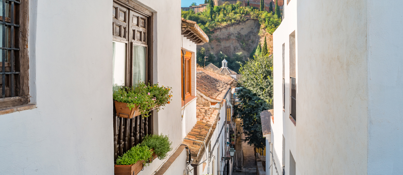 Der Paseo de los Tristes. Die romantischste und bohemehafteste Straße Granadas