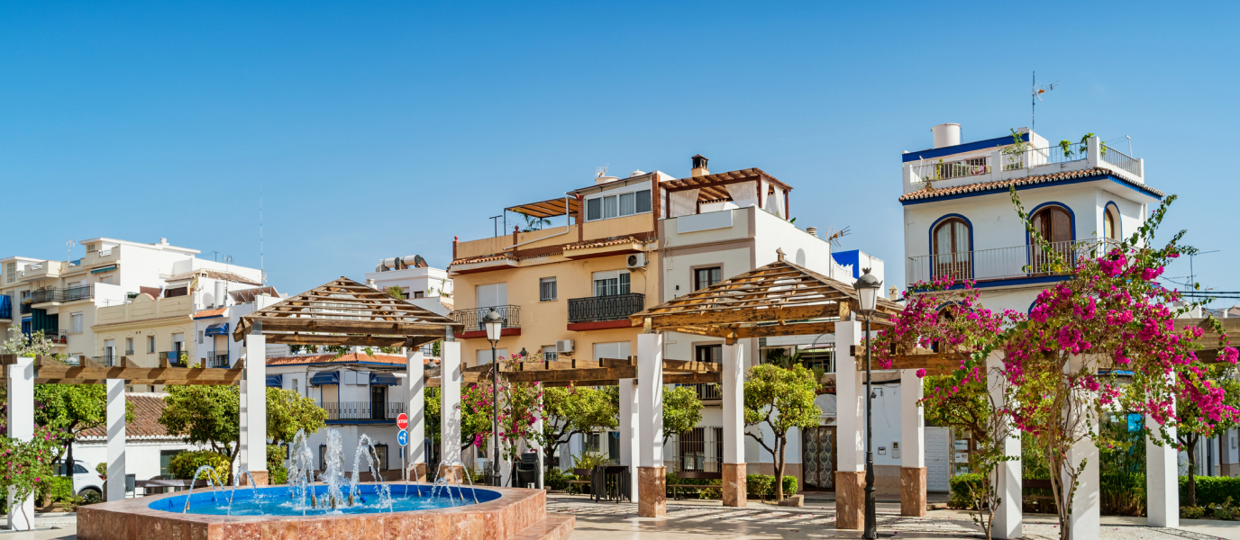 Qué ver en Nerja: playas, cuevas, acantilados, sol… y “Verano azul”