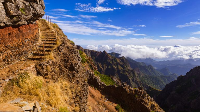 Pico do Arieiro: routes from the summit and a spectacular viewpoint