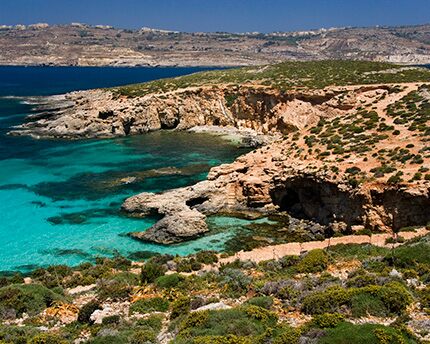 Isla de Comino, en Malta: cuevas marinas y calas bañadas de agua azul turquesa ideales para el buceo
