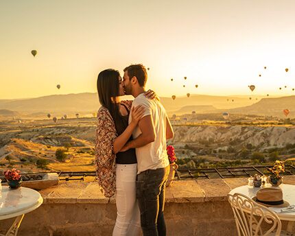 Planes románticos en Capadocia, desde las alturas al interior de la tierra