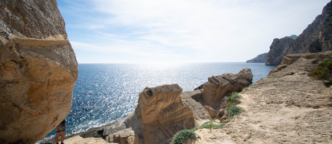 Cala Atlantis, el paisaje más onírico de Ibiza