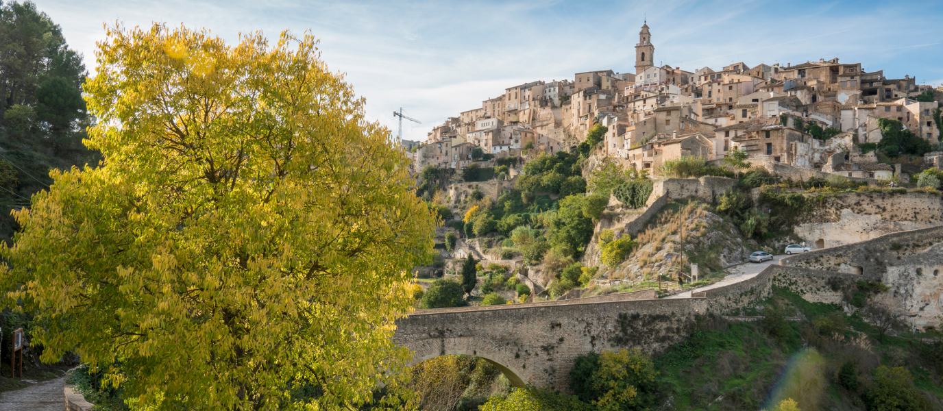 Bocairent, un pueblo de Valencia ubicado junto a una roca