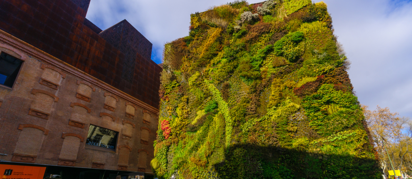 CaixaForum y jardín vertical de Madrid: piel industrial y corazón vanguardista