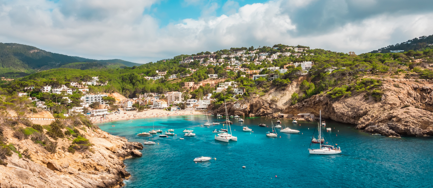 Cala Vadella, la cala ibicenca de los ocasos mágicos