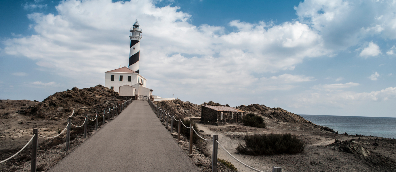 Faro de Favàritx, luz en un paisaje lunar