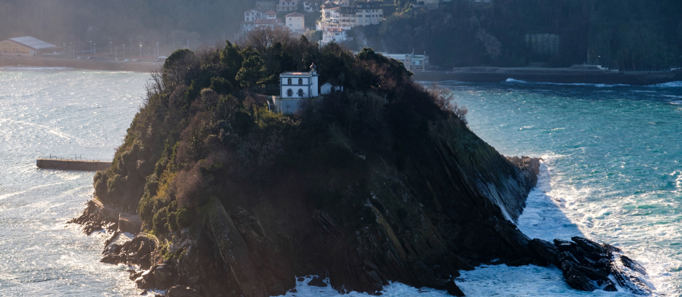 Santa Clara Island: the sentinel of La Concha Bay