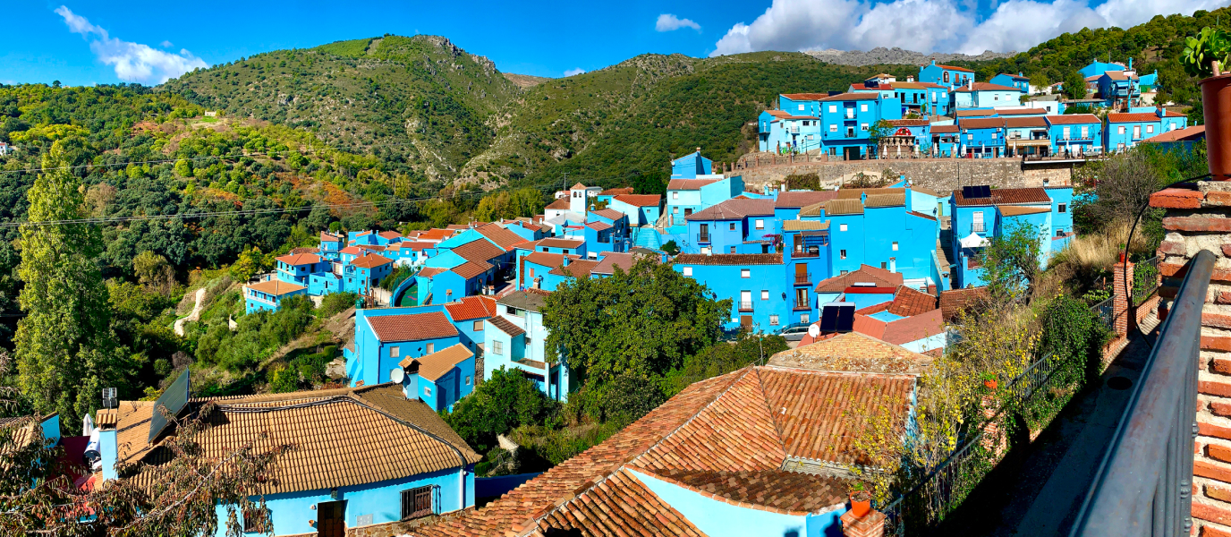 Qué ver en Júzcar, los encantos de un pueblo blanco transformado en Pitufilandia