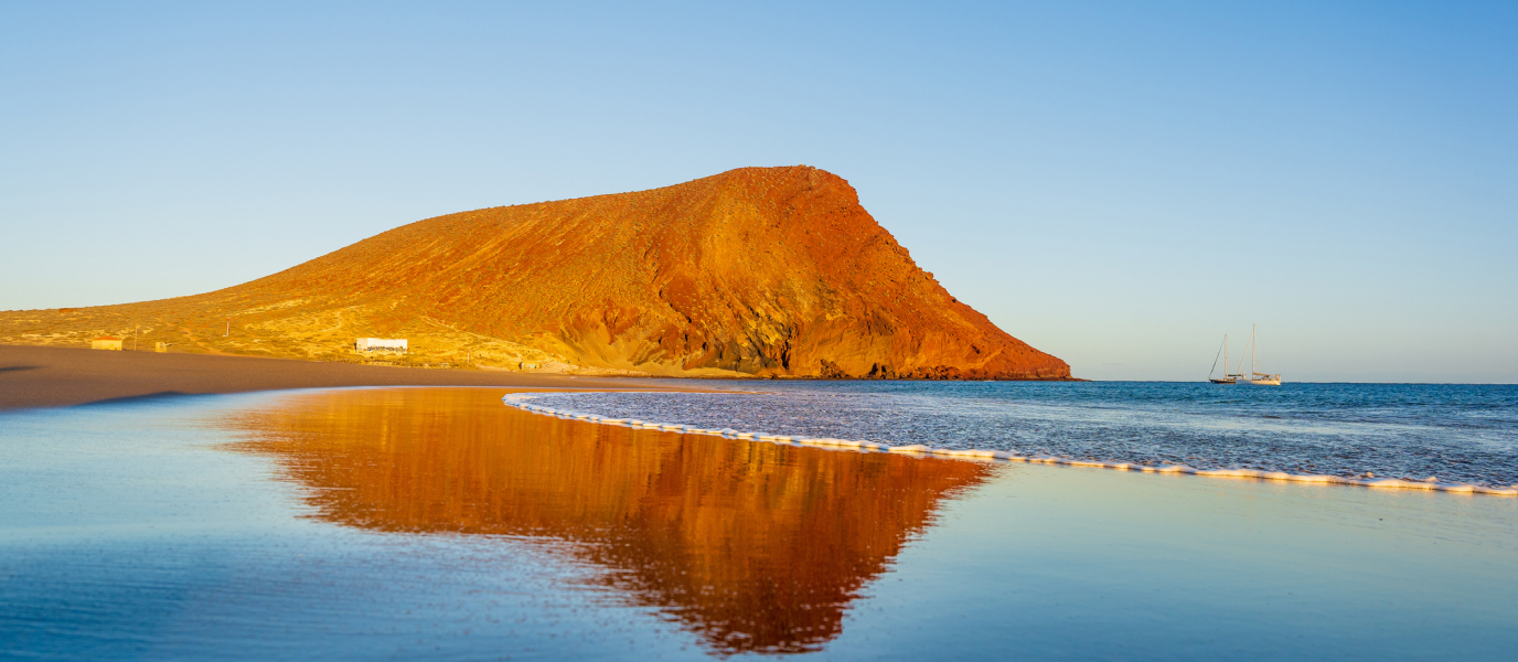 La Tejita, una bonita playa junto a un volcán