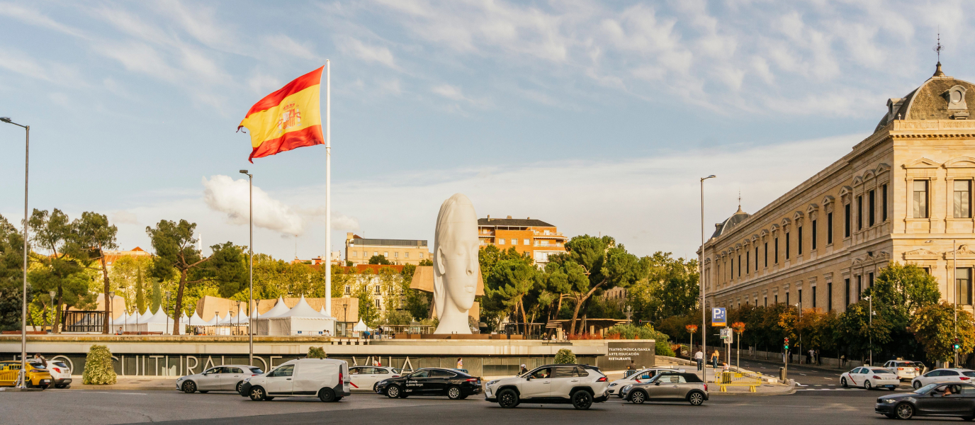 Plaza de Colón, arquitectura, cultura, gastronomía y una bandera colosal