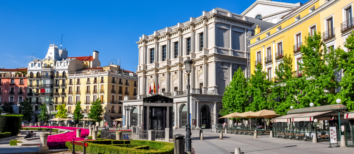 La plaza de Oriente, al este del Palacio