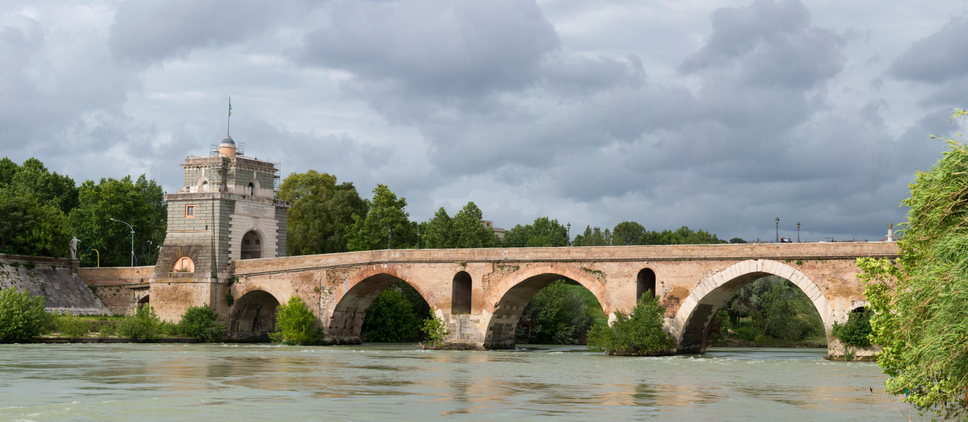 Ponte Milvio: a bridge for couples in love