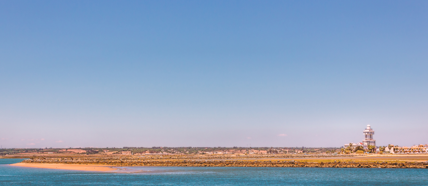 Playa Punta del Moral, arena dorada y deportes acuáticos