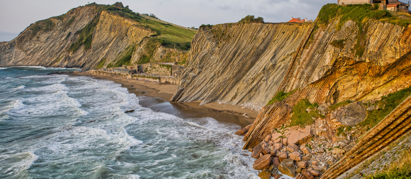 Qué ver en Zumaia, entre maravillas naturales