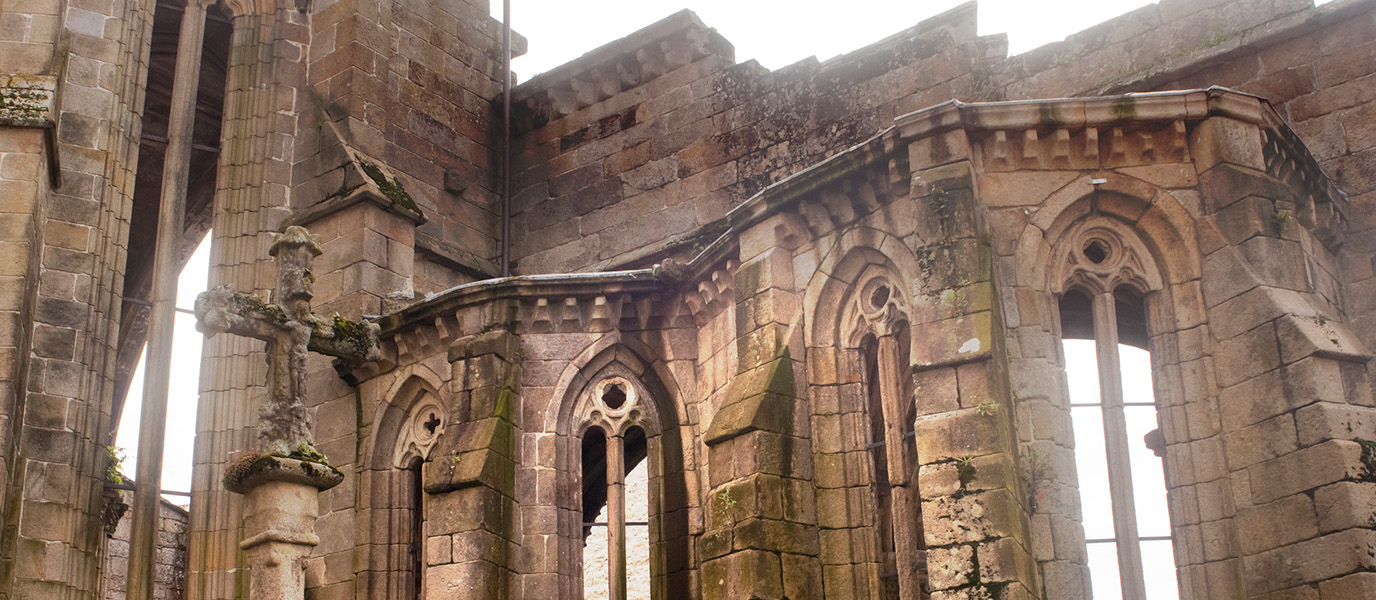 Ruinas de Santo Domingo, un museo al aire libre de sepulcros y escudos