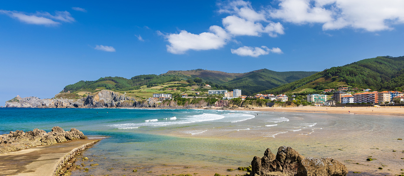 Qué ver en Bakio: el pueblo ‘surfero’ famoso por el txakoli y el islote de San Juan de Gaztelugatxe