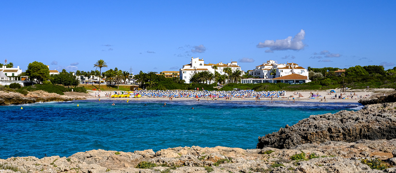 La Cala’n Bosch, un remanso azul en la costa de Menorca