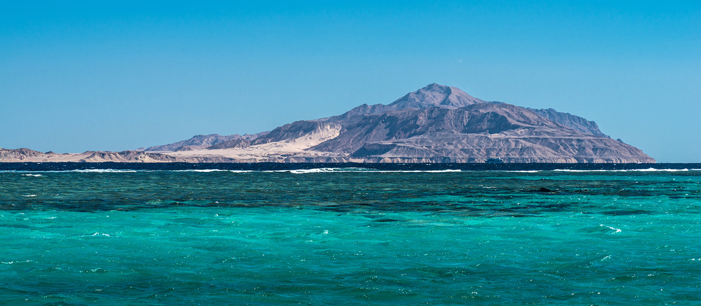 Isla Tirán, el islote en mitad de un estrecho rodeado de corales