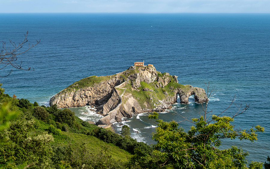 Excursion to San Juan de Gaztelugatxe, Bermeo, Mundaca and Gernika with txakoli tasting from Bilbao