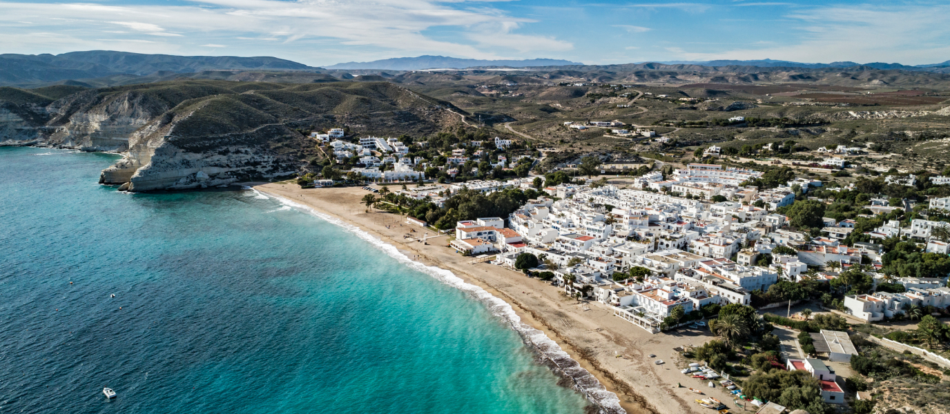 Qué ver en Agua Amarga, más allá de la playa