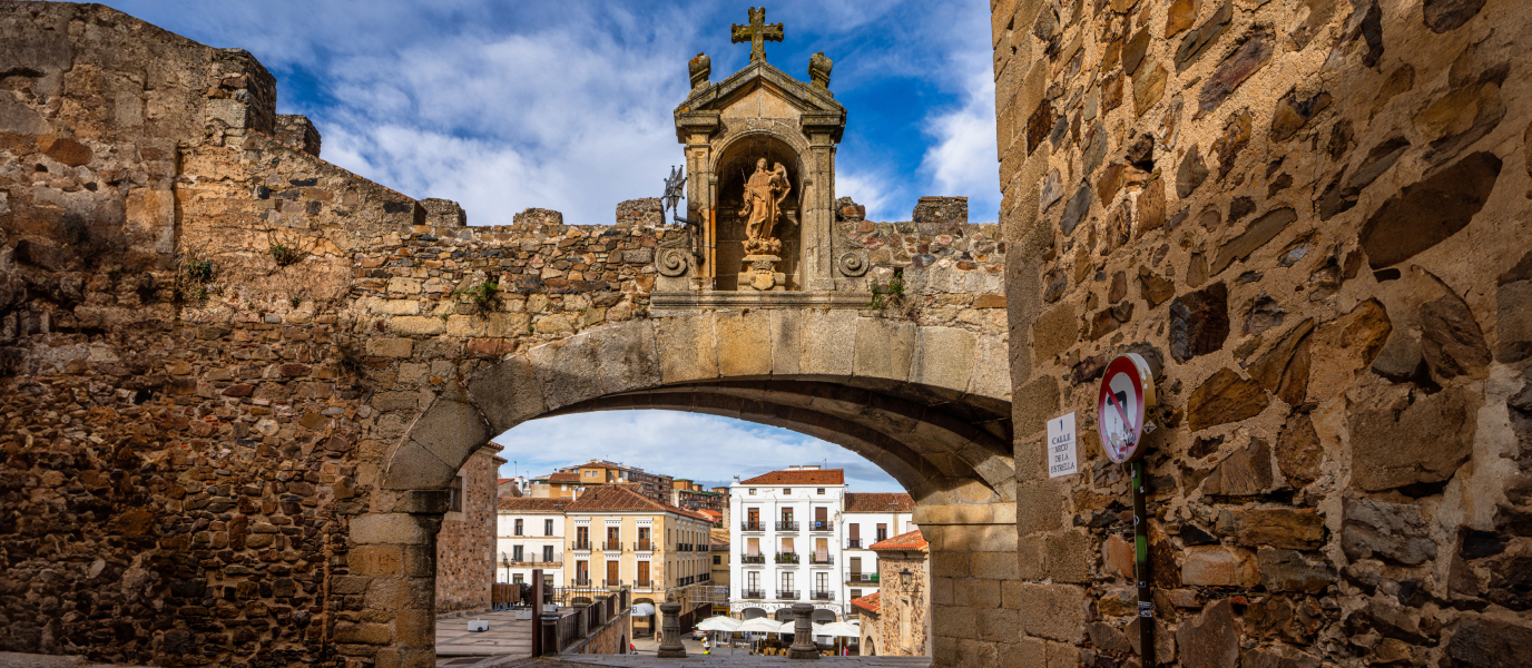 Arco de la Estrella, la artística entrada de Cáceres