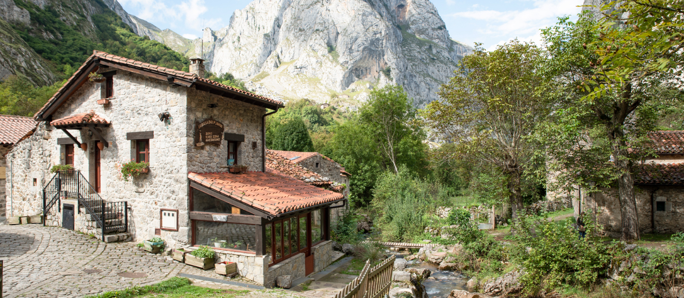 Bulnes, la aldea más célebre y escondida de Asturias