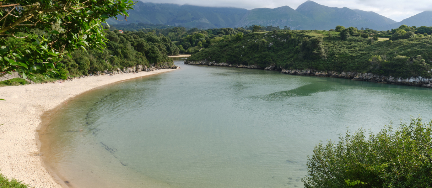 Playa de Poo, la más familiar y una de las más seguras de Asturias