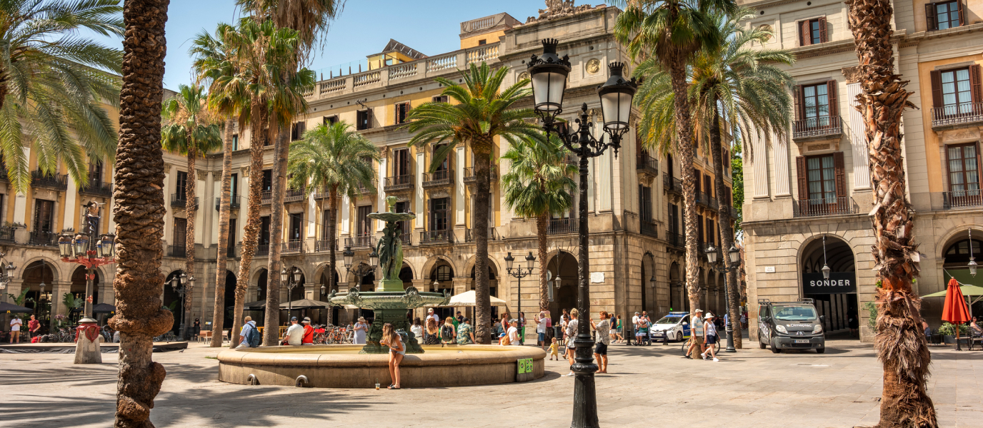 La Plaza Real, soportales, terrazas y mucha historia