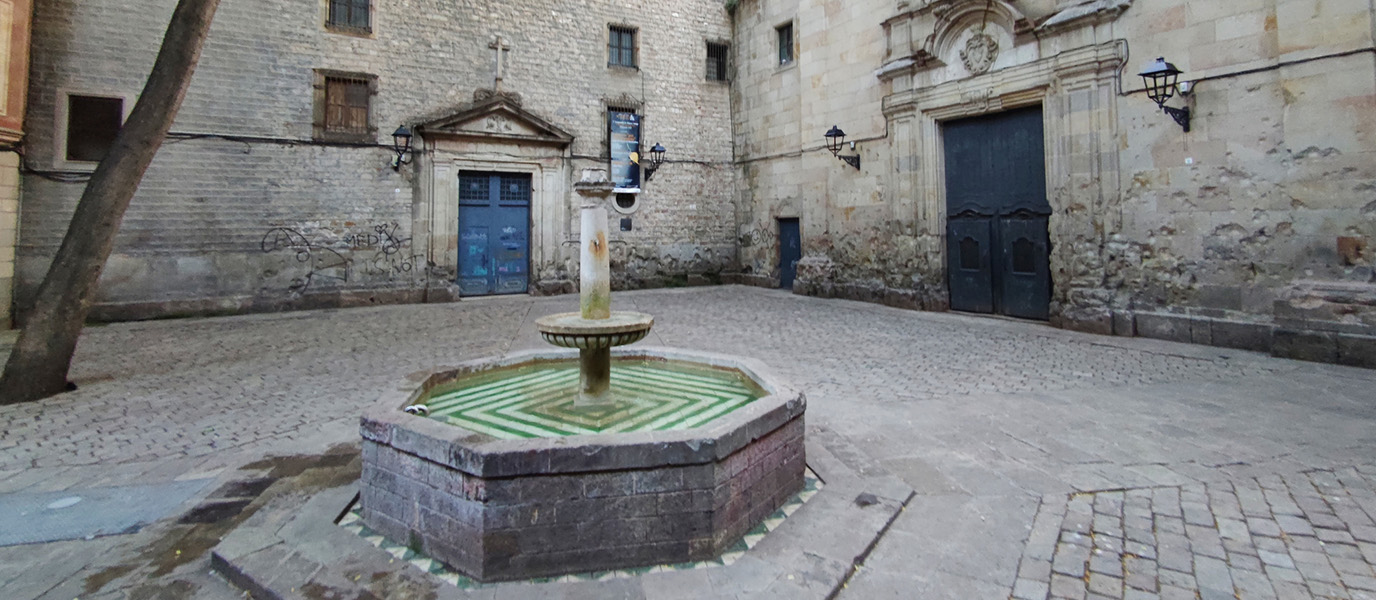 Plaça de Sant Felip de Neri, un rincón hecho de resiliencia y arte