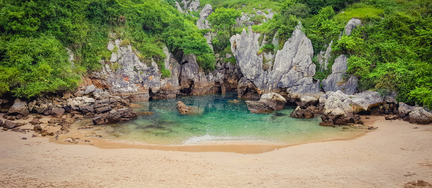 Playa de Gulpiyuri, un Monumento Natural en la costa asturiana