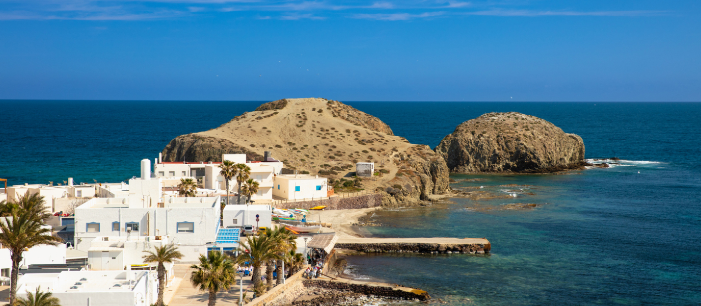 Pueblos de la costa de Almería, blanco con azul marino